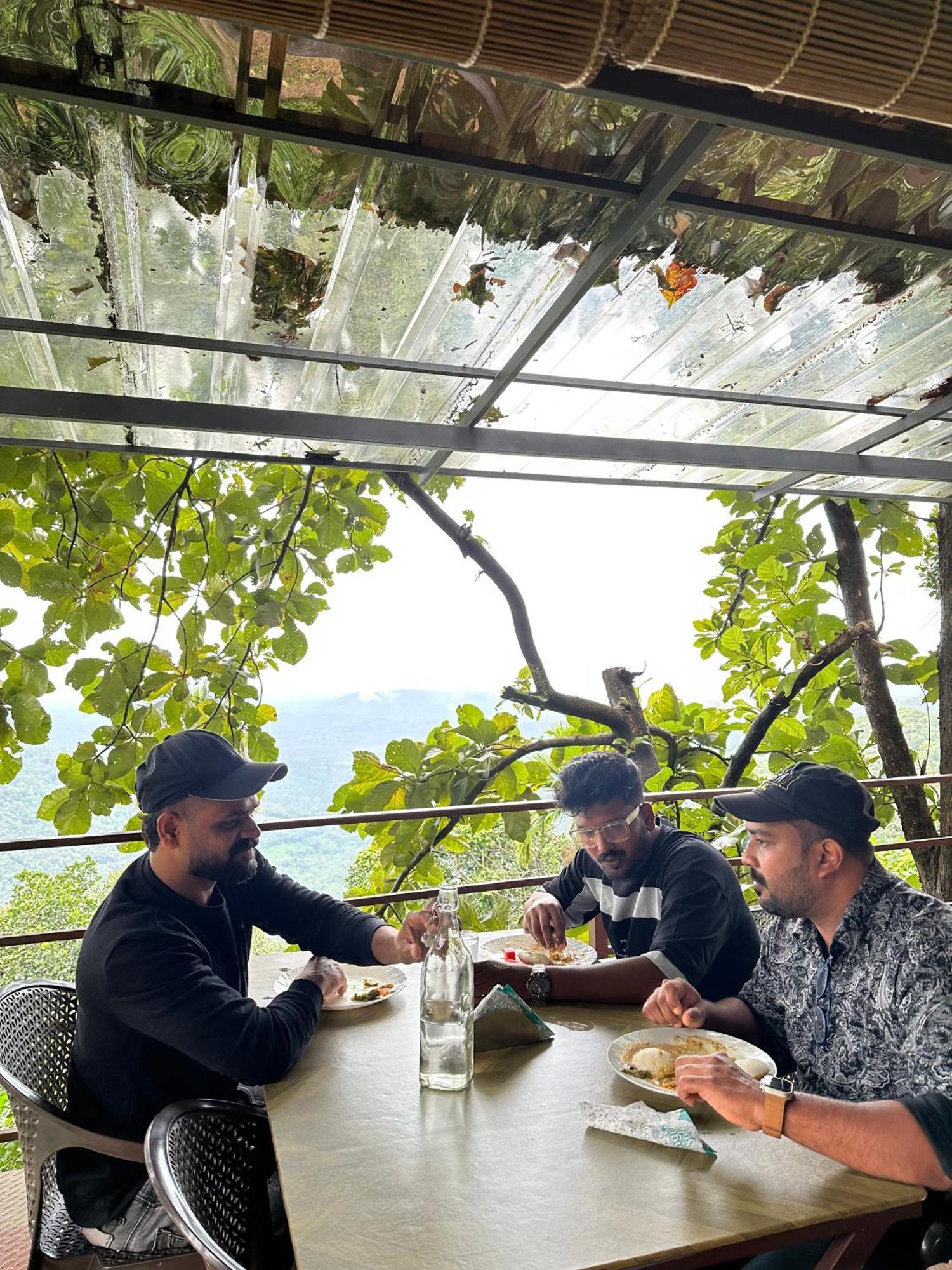 Pīrmed Sunset Valley Kerala Pool Resort - Serene Natural Forest Cottage Stay In Idukki With Sunrise & Sunset Panoramas, Natural Streams & Tranquil Summer Evenings מראה חיצוני תמונה