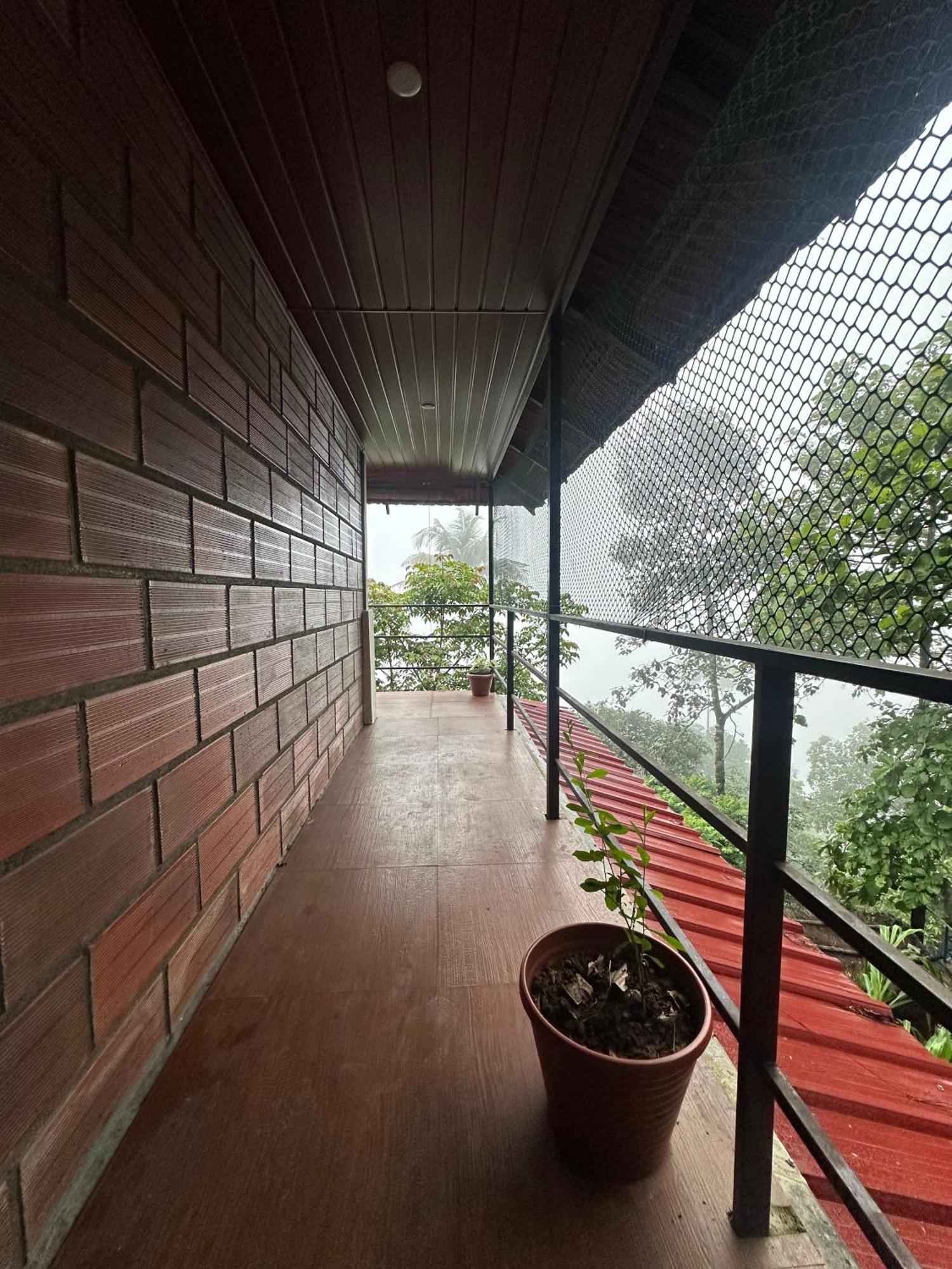 Pīrmed Sunset Valley Kerala Pool Resort - Serene Natural Forest Cottage Stay In Idukki With Sunrise & Sunset Panoramas, Natural Streams & Tranquil Summer Evenings מראה חיצוני תמונה