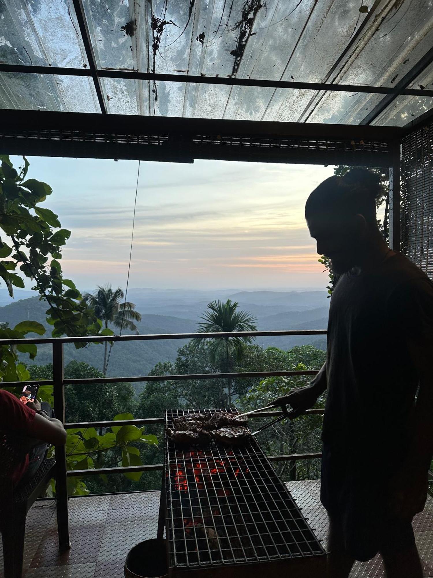Pīrmed Sunset Valley Kerala Pool Resort - Serene Natural Forest Cottage Stay In Idukki With Sunrise & Sunset Panoramas, Natural Streams & Tranquil Summer Evenings מראה חיצוני תמונה