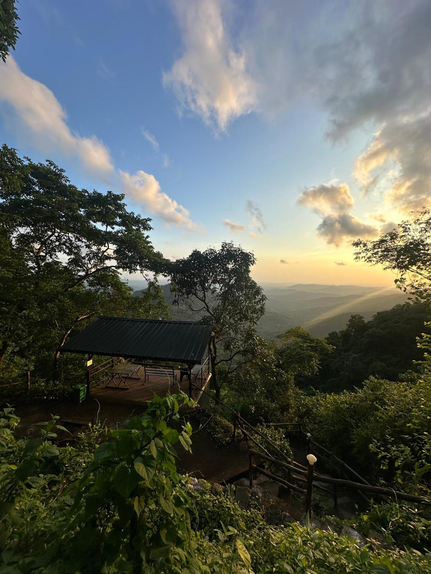 Pīrmed Sunset Valley Kerala Pool Resort - Serene Natural Forest Cottage Stay In Idukki With Sunrise & Sunset Panoramas, Natural Streams & Tranquil Summer Evenings מראה חיצוני תמונה