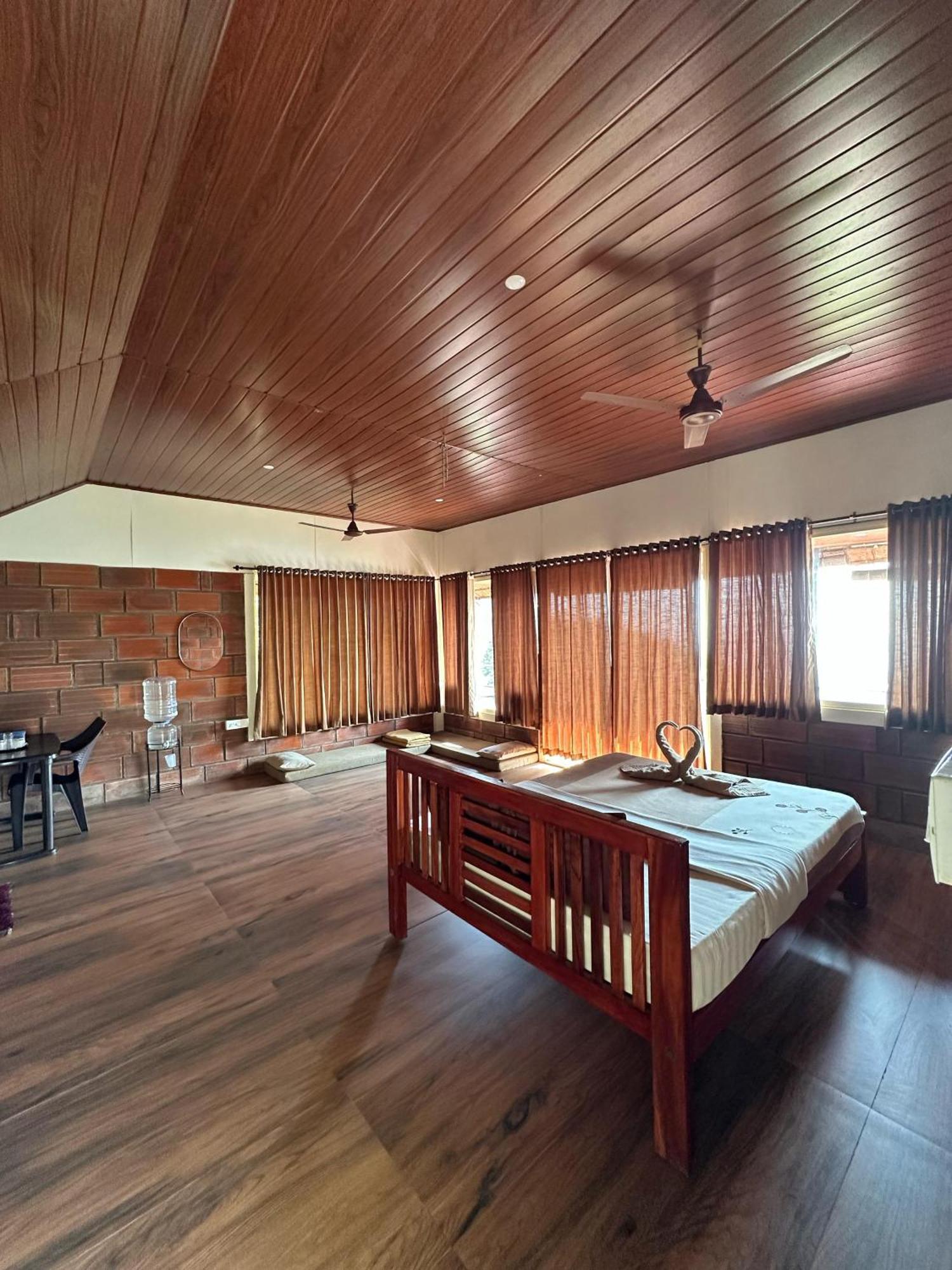 Pīrmed Sunset Valley Kerala Pool Resort - Serene Natural Forest Cottage Stay In Idukki With Sunrise & Sunset Panoramas, Natural Streams & Tranquil Summer Evenings מראה חיצוני תמונה